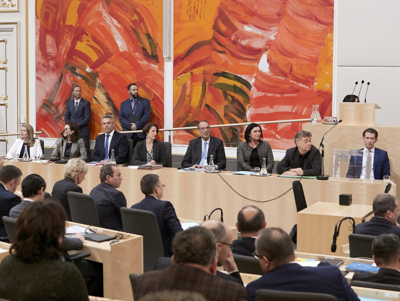 Regierungsbank von links: Staatssekretär Magnus Brunner (V), Integrationsministerin Susanne Raab (V), Justizministerin Alma Zadic (G), Innenminister Karl Nehammer (V), Europaministerin Karoline Edtstadler (V), Bildungsminister Heinz Faßmann, Landwirtschaftsministerin Elisabeth Köstinger (V), Vizekanzler Werner Kogler (G), Bundeskanzler Sebastian Kurz (V)