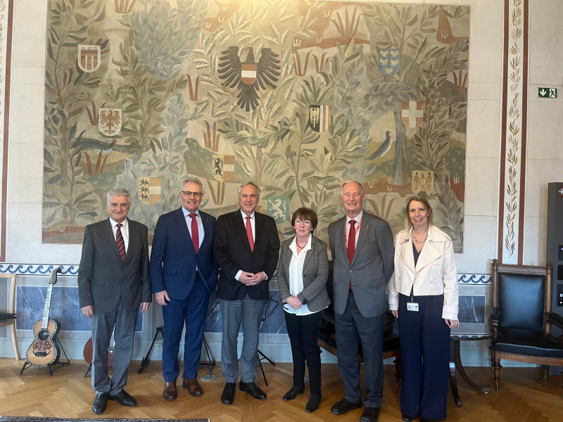 von links: Gerhard Klausberger, Edgar Mayer, Nationalratspräsident Walter Rosenkranz (FPÖ), Elisabeth Hlavac, Ernst Piller und Elisabeth Halvax