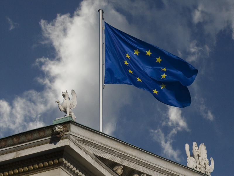 Ansicht der EU-Fahne am Dach des Parlaments.