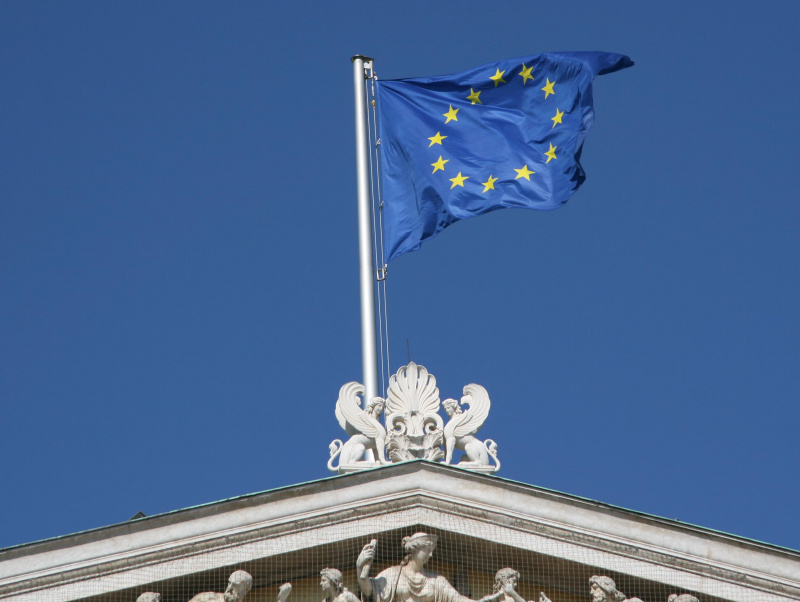 Ansicht der EU-Fahne am Dach des Parlaments