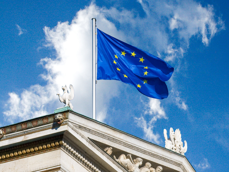 Ansicht der EU-Fahne am Dach des Parlaments.