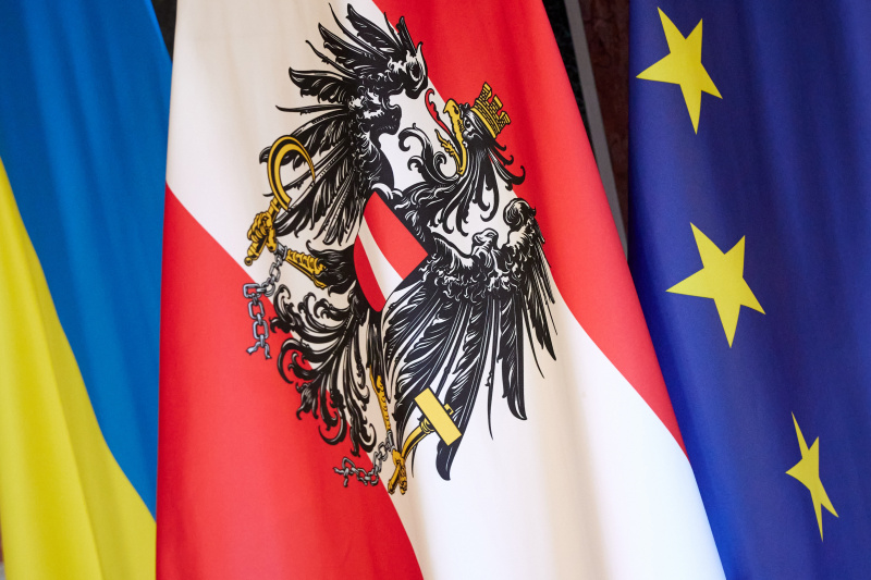 Fahnen. Von links: Ukraine, Österreich, EU