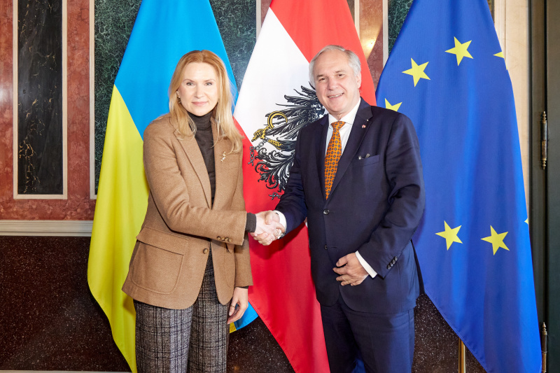 Fahnenfoto. Von rechts: Nationalratspräsident Walter Rosenkranz (FPÖ), Vizevorsitzende der Werchowna Rada der Ukraine Olena Kondratiuk