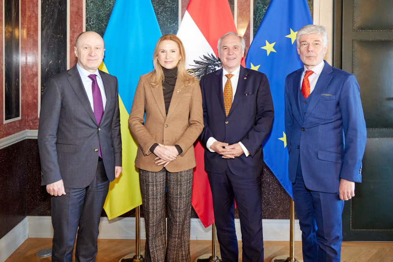 Fahnenfoto. Von rechts: Parlamentsdirektor Harald Dossi, Nationalratspräsident Walter Rosenkranz (FPÖ), Vizevorsitzende der Werchowna Rada der Ukraine Olena Kondratiuk, Ukrainischer Botschafter in Österreich Vasyl Khymynets