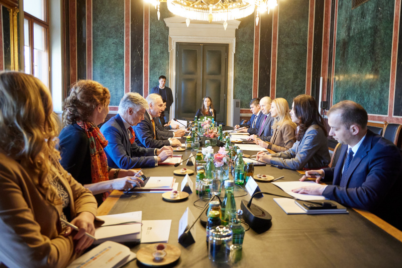 Aussprache. Linke Seite: Österreichische Delegation mit Nationalratspräsident Walter Rosenkranz (FPÖ) (4. von links). Rechte Seite: Ukrainische Delegation mit Vizevorsitzende der Werchowna Rada der Ukraine Olena Kondratiuk (3. von rechts)
