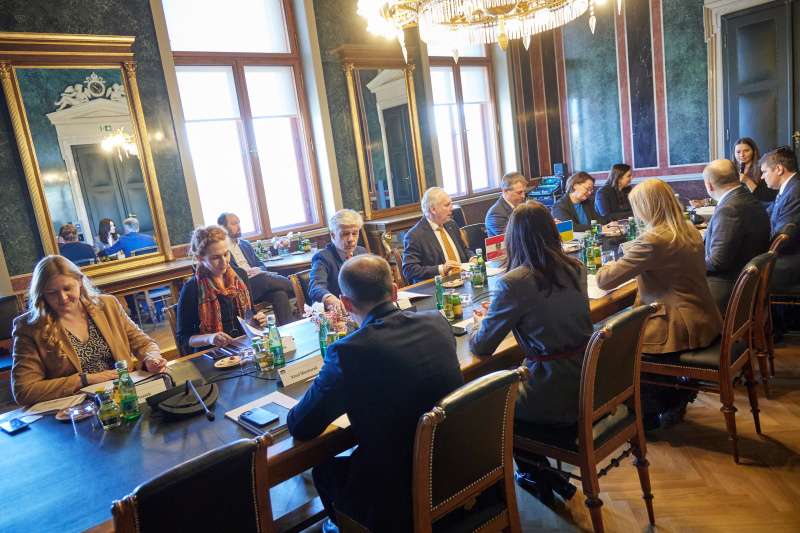 Aussprache. Linke Seite: Österreichische Delegation mit Nationalratspräsident Walter Rosenkranz (FPÖ) (4. von links). Rechte Seite: Ukrainische Delegation mit Vizevorsitzende der Werchowna Rada der Ukraine Olena Kondratiuk (3. von rechts)