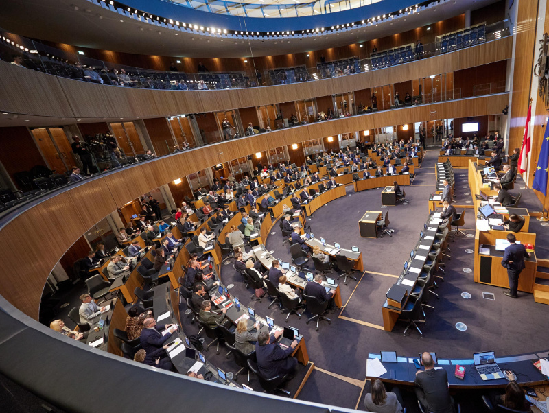 Am Redner:innenpult Klubobmann Andreas Babler (SPÖ).