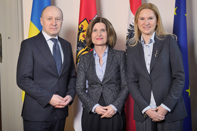 Fahnenfoto. Von links: Botschafter der Ukraine in Österreich Vasyl Khymynets, Vizevorsitzende der Werchowna Rada der Ukraine Olena Kondratiuk, Bundesratspräsidentin Andrea Eder-Gitschthaler (ÖVP)