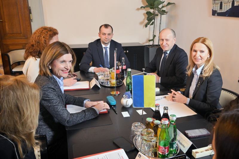 Aussprache. Linke Tischhälfte Österreichische Delegation mit Bundesratspräsidentin Andrea Eder-Gitschthaler (ÖVP) (links). Rechte Tischhälfte ukrainische Delegation mit der Vizevorsitzenden der Werchowna Rada der Ukraine Olena Kondratiuk (rechts)