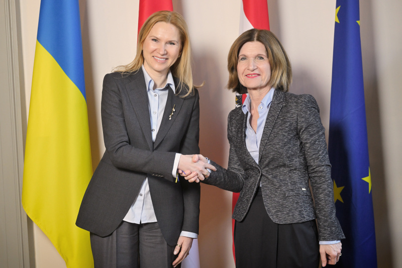 Fahnenfoto. Von links: Vizevorsitzende der Werchowna Rada der Ukraine Olena Kondratiuk, Bundesratspräsidentin Andrea Eder-Gitschthaler (ÖVP)