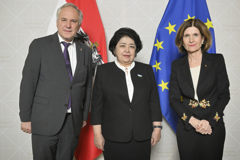Von links: Nationalratspräsident Walter Rosenkranz (FPÖ), Dilorom FAYZIEVA(Usbekistan), Bundesratspräsidentin Andrea Eder-Gitschthaler (ÖVP)