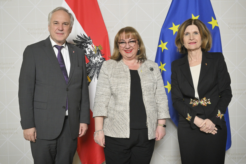 Von links: Nationalratspräsident Walter Rosenkranz (FPÖ), Sharon HODGSON (Vereinigtes Königreich) , Bundesratspräsidentin Andrea Eder-Gitschthaler (ÖVP)