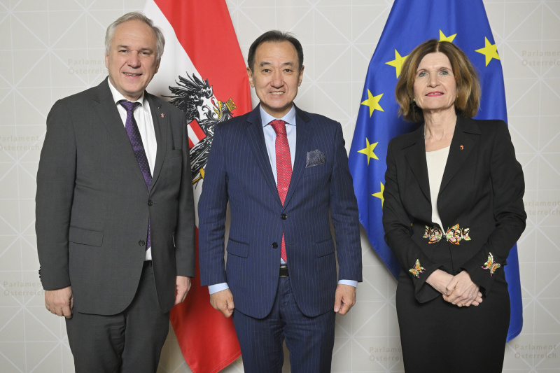 Von links: Nationalratspräsident Walter Rosenkranz (FPÖ), Tsogtbaatar DAMDIN (Mongolei), Bundesratspräsidentin Andrea Eder-Gitschthaler (ÖVP)