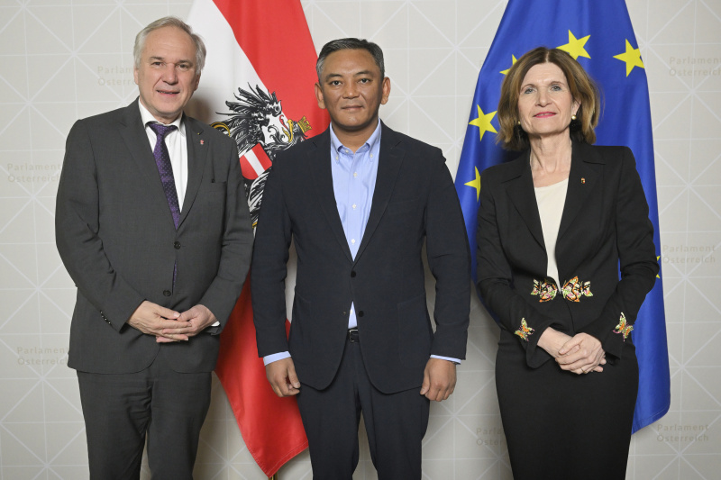 Von links: Nationalratspräsident Walter Rosenkranz (FPÖ), Mirlan SAMYIKOZHO (Kirgisistan), Bundesratspräsidentin Andrea Eder-Gitschthaler (ÖVP)