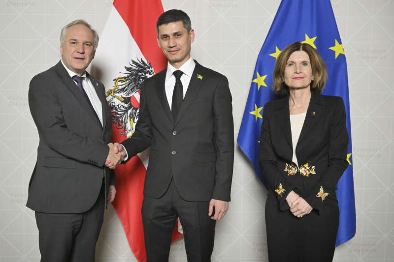 Von links: Nationalratspräsident Walter Rosenkranz (FPÖ), Batyr BAYLYYEV (Turkmenistan), Bundesratspräsidentin Andrea Eder-Gitschthaler (ÖVP)