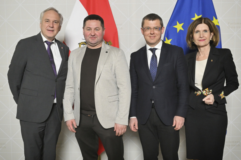 Von links: Nationalratspräsident Walter Rosenkranz (FPÖ), OSZE Mitglieder, Bundesratspräsidentin Andrea Eder-Gitschthaler (ÖVP)