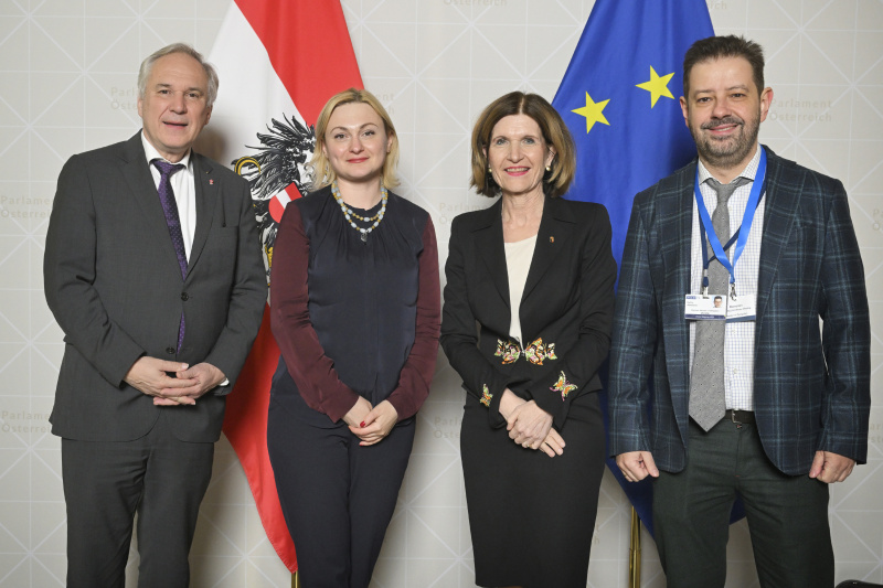 Von links: Nationalratspräsident Walter Rosenkranz (FPÖ), ukrainische Delegation, Bundesratspräsidentin Andrea Eder-Gitschthaler (ÖVP)
