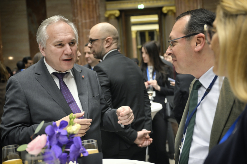 Nationalratspräsident Walter Rosenkranz (FPÖ) im Gespräch mit Veranstaltungsteilnehmer:innen