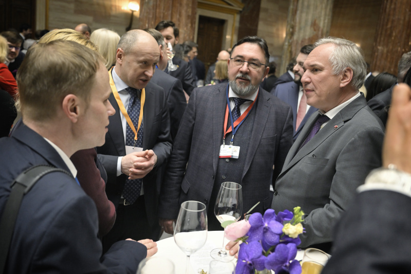 Nationalratspräsident Walter Rosenkranz (FPÖ) im Gespräch mit Veranstaltungsteilnehmer:innen