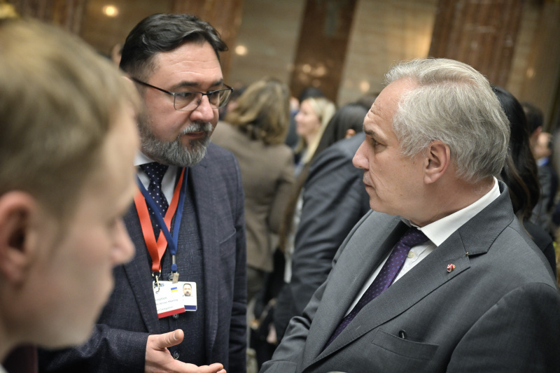 Nationalratspräsident Walter Rosenkranz (FPÖ) im Gespräch mit Veranstaltungsteilnehmer:innen