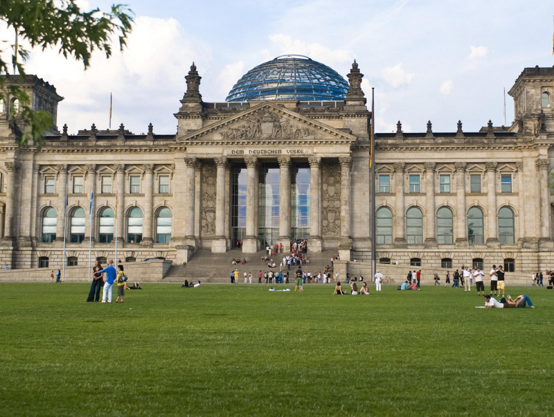 Deutscher Reichstag mit BesucherInnen