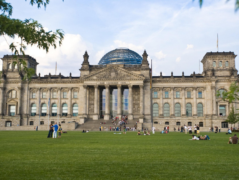Deutscher Reichstag mit BesucherInnen