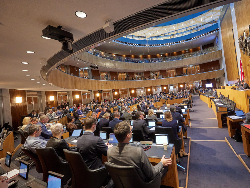 Am Redner:innenpult Nationalratsabgeordneter Andreas Babler (SPÖ)