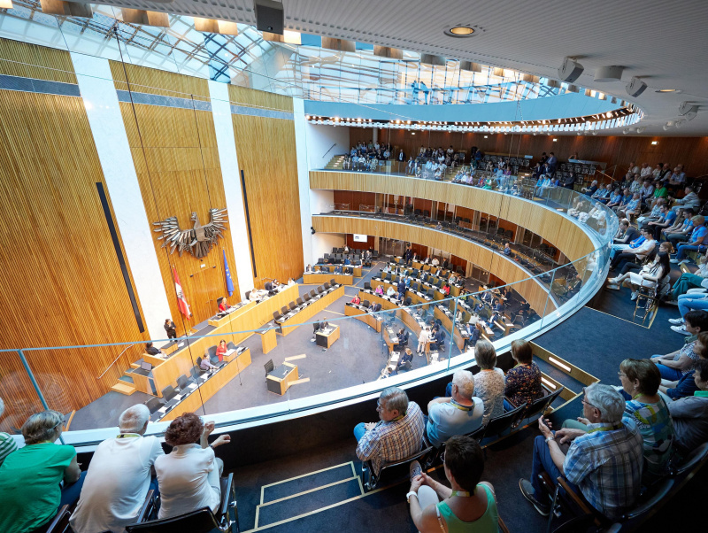 Blick von der Besuchergalerie in das Plenum