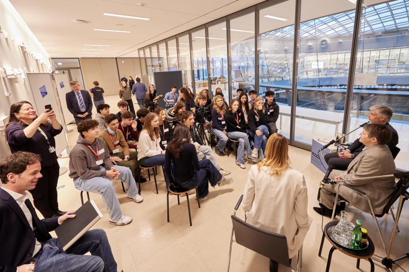 Die Zeitzeug:innen Brigitte Ederer und Parlamentsdirektor Harald Dossi (rechts) im Gespräch mit den Schüler:innen