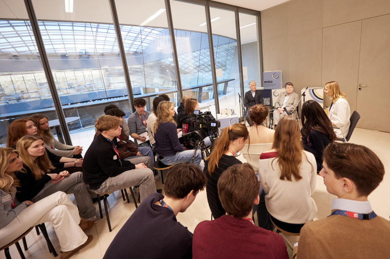 Die Zeitzeug:innen Brigitte Ederer und Parlamentsdirektor Harald Dossi (rechts) im Gespräch mit den Schüler:innen