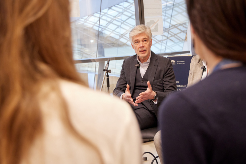 Zeitzeuge Parlamentsdirektor Harald Dossi im Gespräch mit den Schüler:innen