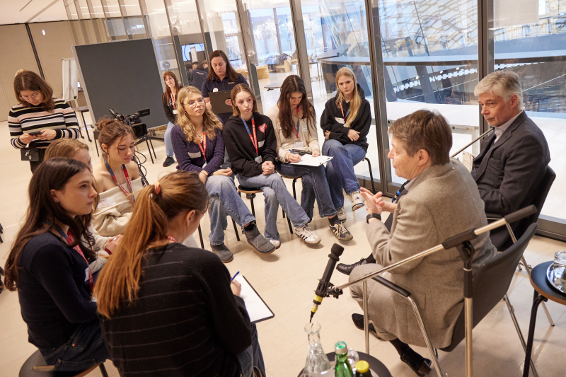 Die Zeitzeug:innen Brigitte Ederer und Parlamentsdirektor Harald Dossi (rechts) im Gespräch mit den Schüler:innen