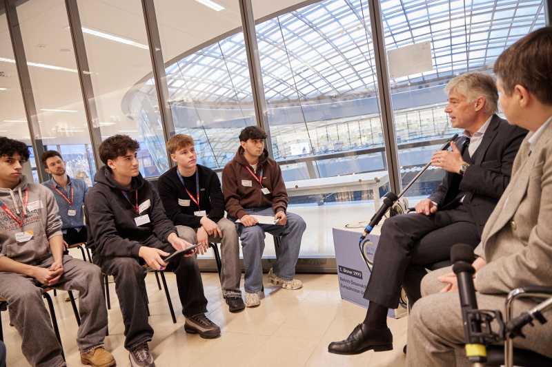 Die Zeitzeug:innen Brigitte Ederer und Parlamentsdirektor Harald Dossi (rechts) im Gespräch mit den Schüler:innen