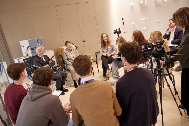 Die Zeitzeug:innen Brigitte Ederer und Parlamentsdirektor Harald Dossi (Mitte links) im Gespräch mit den Schüler:innen