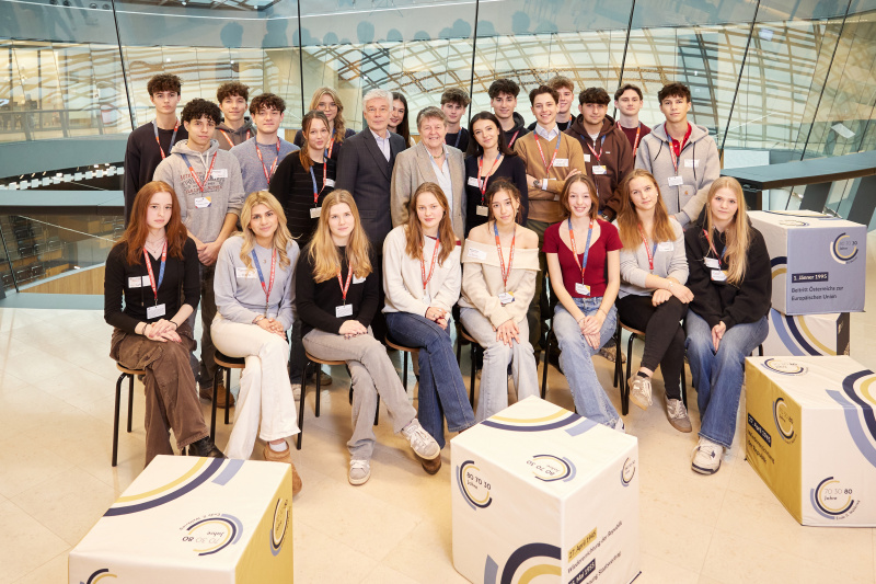 Gruppenfoto mit den Schüler:innen. In der Mitte stehend: Parlamentsdirektor Harald Dossi (4. von links) und Brigitte Ederer (5. von links)