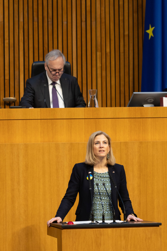 Am Redner:innenpult: Klubobfrau Beate Meinl-Reisinger (NEOS). Am Präsidium: Nationalratspräsident Walter Rosenkranz (FPÖ)