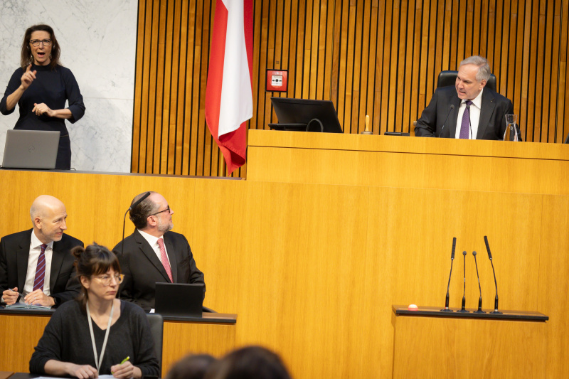 Verabschiedung von Außenminister und Bundeskanzler Alexander Schallenberg (ÖVP) (2. von rechts) durch Nationalratspräsident Walter Rosenkranz (FPÖ) (rechts)