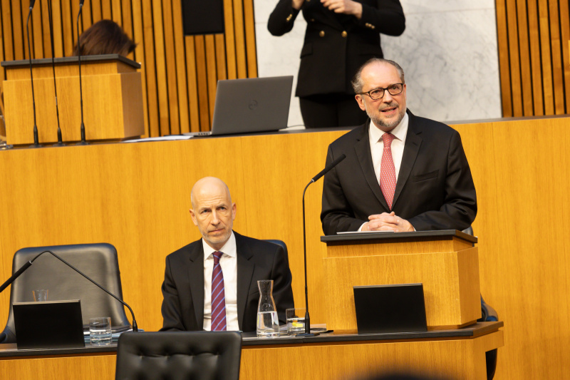 Am Redner:innenpult: Außenminister und Bundeskanzler Alexander Schallenberg (ÖVP). Auf der Regierungsbank: Bundesminister für Arbeit Martin Kocher (ÖVP)
