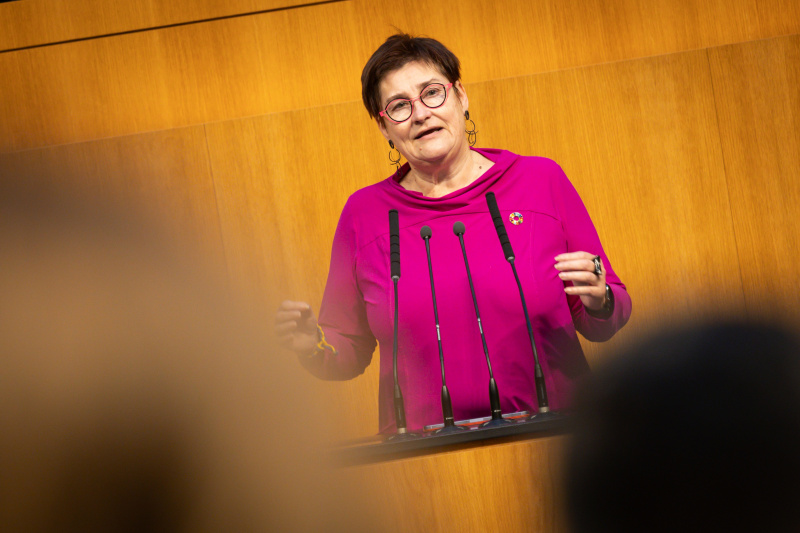 Am Redner:innenpult: Nationalratsabgeordnete Petra Bayr (SPÖ)
