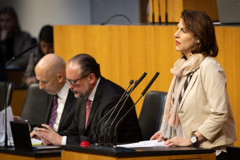 Am Redner:innenpult: Europa- und Verfassungsministerin Karoline Edtstadler (ÖVP). Auf der Regierungsbank von rechts: Außenminister und Bundeskanzler Alexander Schallenberg (ÖVP), Bundesminister für Arbeit Martin Kocher (ÖVP)