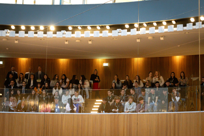 Besuchergalerie mit Schüler:innen