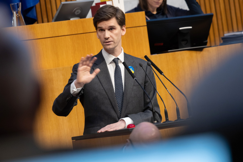 Am Redner:innenpult: Nationalratsabgeordneter Douglas Hoyos-Trauttmansdorff (NEOS)