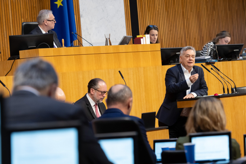 Am Redner:innenpult: Vizekanzler Werner Kogler (GRÜNE). Am Präsidium: Nationalratspräsident Walter Rosenkranz (FPÖ). Auf der Regierungsbank: Außenminister und Bundeskanzler Alexander Schallenberg (ÖVP)