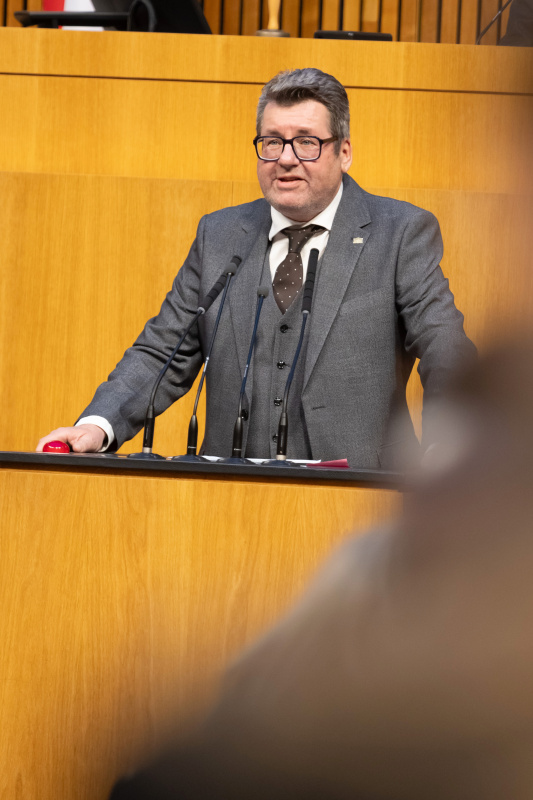 Am Redner:innenpult: Nationalratsabgeordneter Robert Laimer (SPÖ)