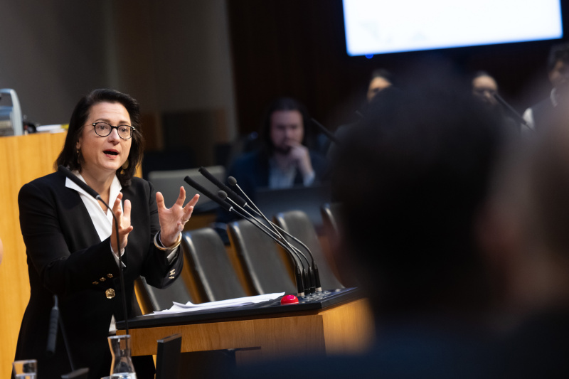 Am Redner:innenpult: Nationalratsabgeordnete Gudrun Kugler (ÖVP)