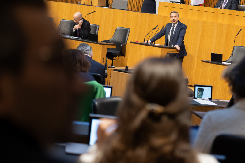 Am Redner:innenpult: Nationalratsabgeordneter Wolfgang Hattmannsdorfer (ÖVP). Auf der Regierungsbank: Martin Kocher (ÖVP)