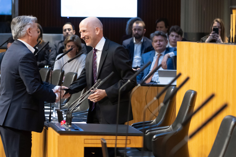 Verabschiedung des Bundesministers für Arbeit. Von rechts: Bundesminister für Arbeit Martin Kocher (ÖVP), Vizekanzler Werner Kogler (GRÜNE)
