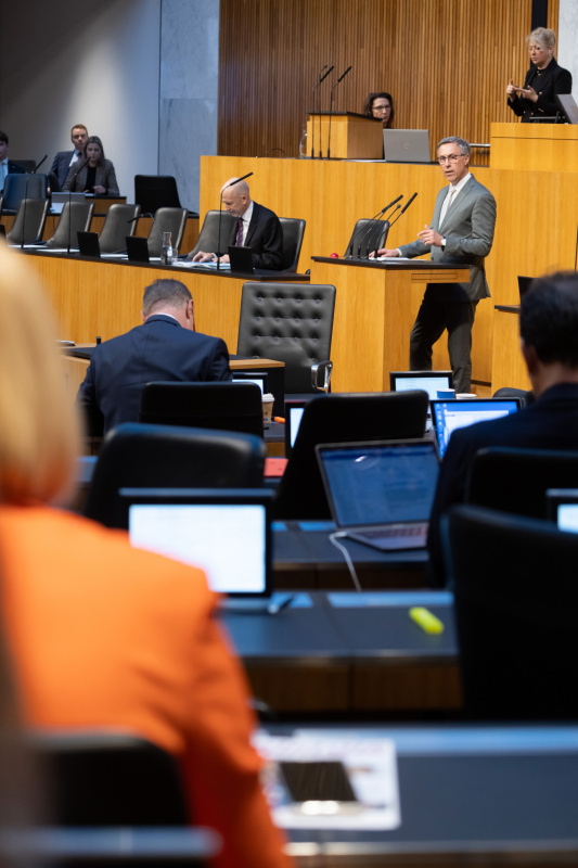 Am Redner:innenpult: Nationalratsabgeordneter Georg Strasser (ÖVP). Auf der Regierungsbank: Bundesminister für Arbeit Martin Kocher (ÖVP)