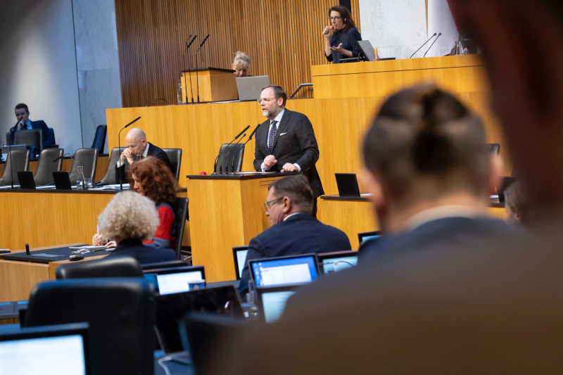 Am Redner:innenpult: Nationalratsabgeordneter Josef Schellhorn (NEOS)