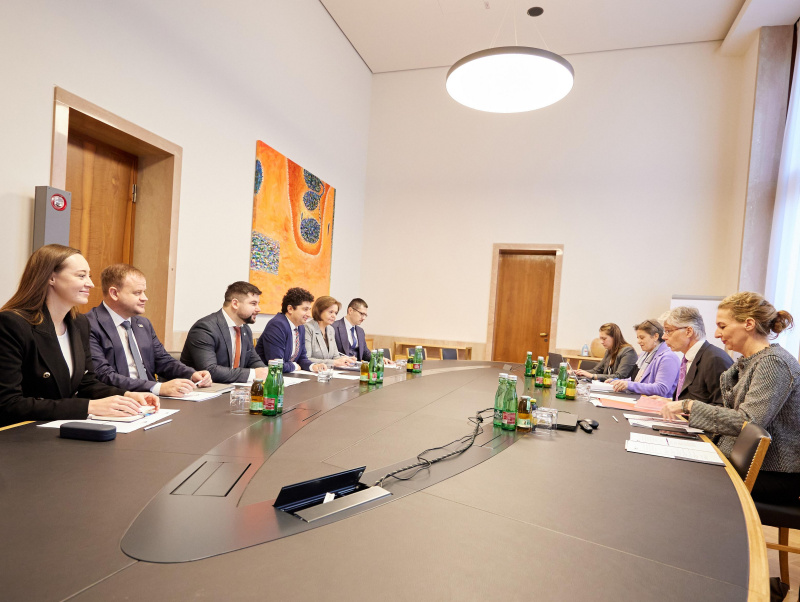 Arbeitsgespräch. Rechte Seite österreichische Delegation mit Parlamentsdirektor Harald Dossi, linke Seite Delegation aus der Republik Moldau